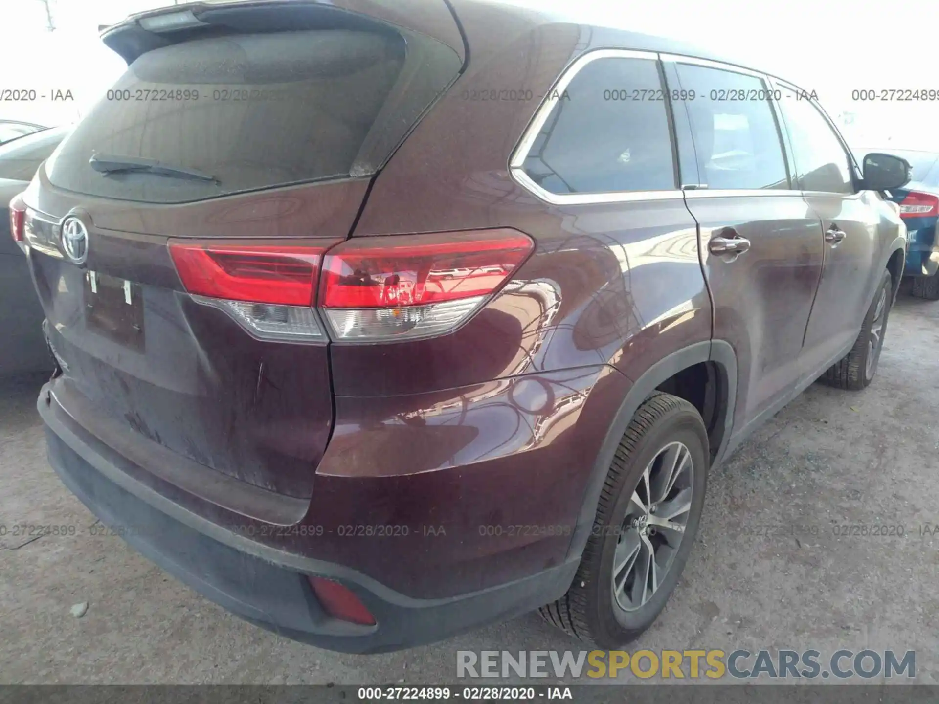 4 Photograph of a damaged car 5TDZARFHXKS058963 TOYOTA HIGHLANDER 2019