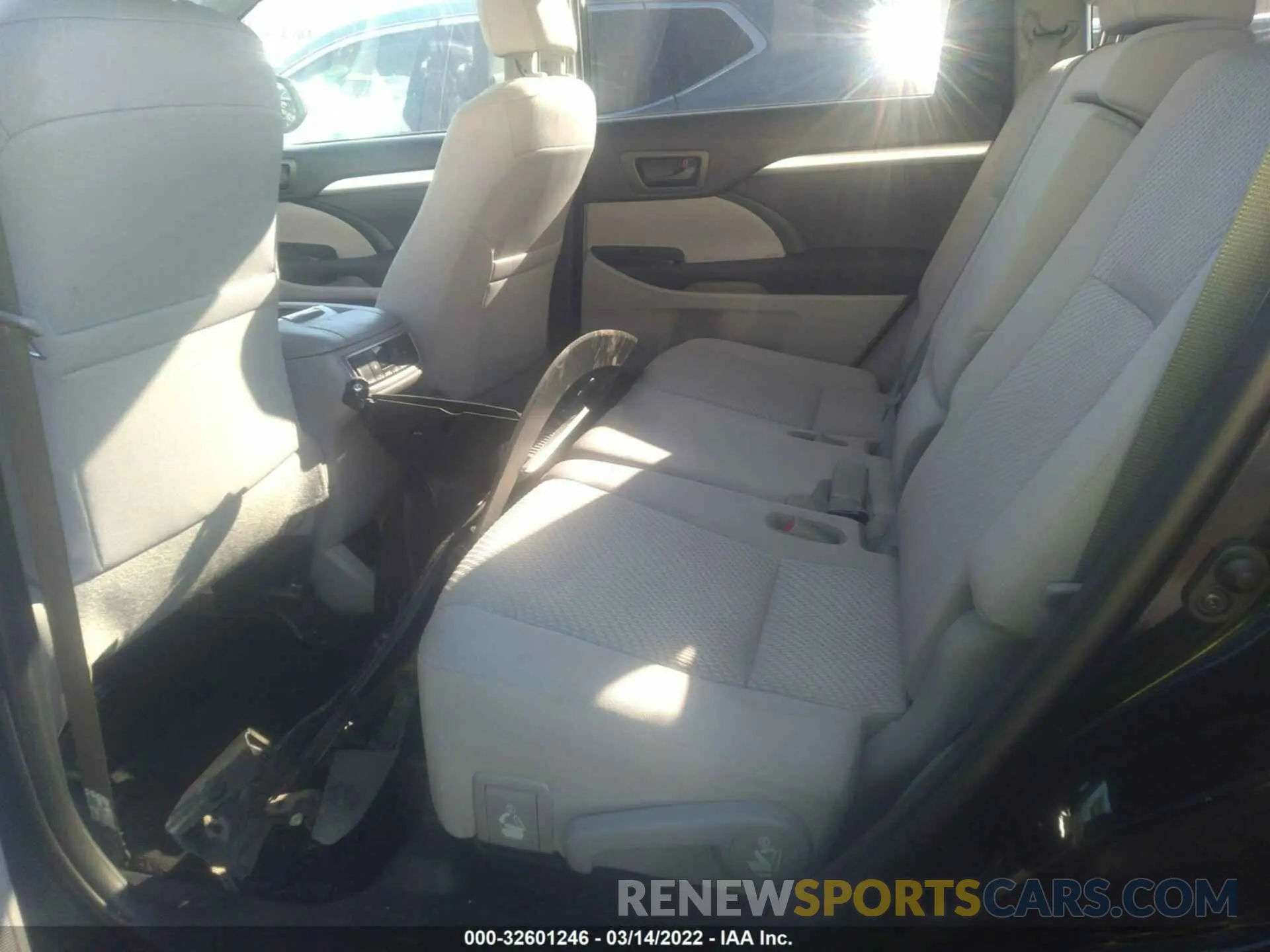 8 Photograph of a damaged car 5TDZARFHXKS059403 TOYOTA HIGHLANDER 2019