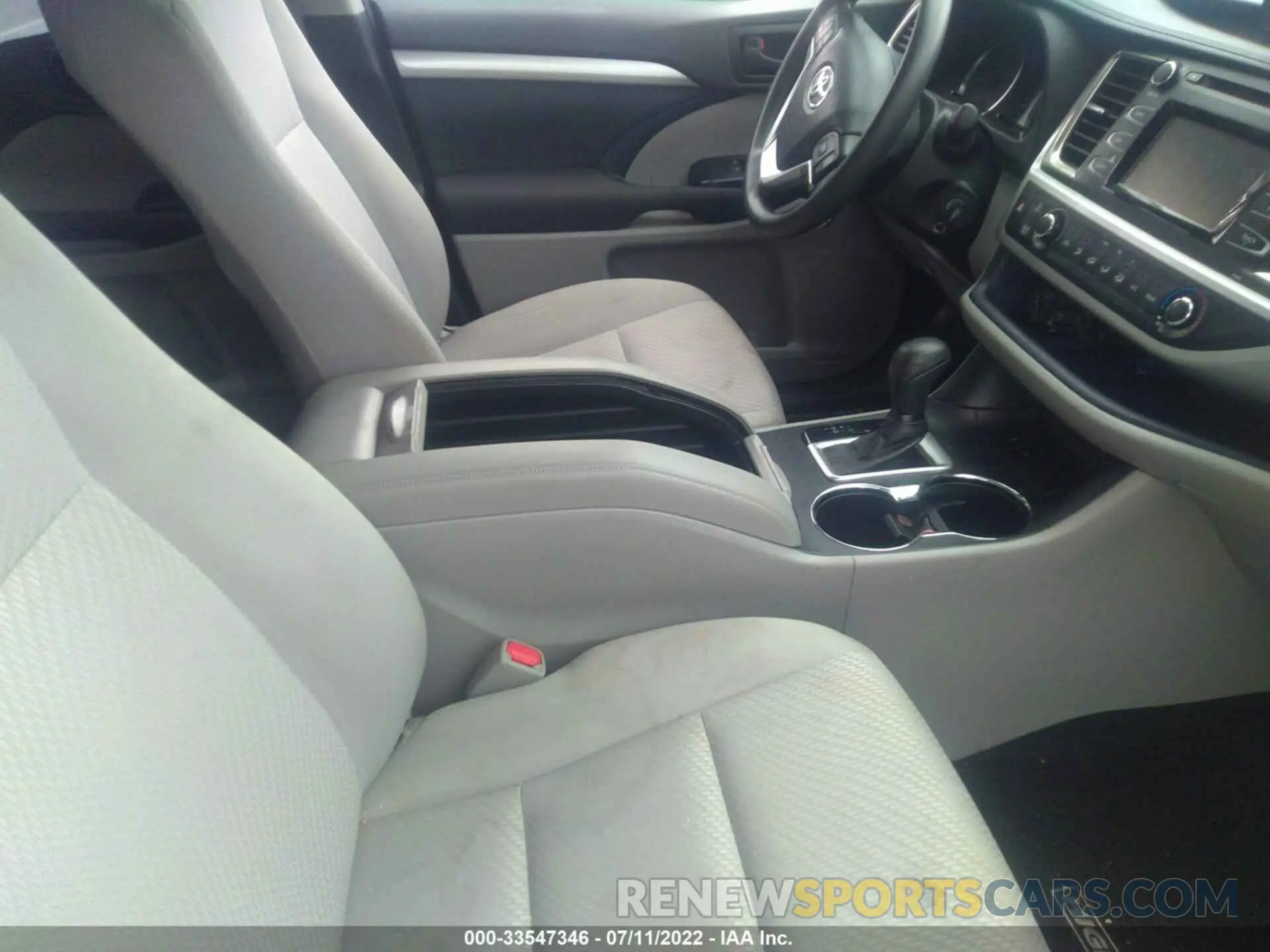 5 Photograph of a damaged car 5TDZARFHXKS060048 TOYOTA HIGHLANDER 2019