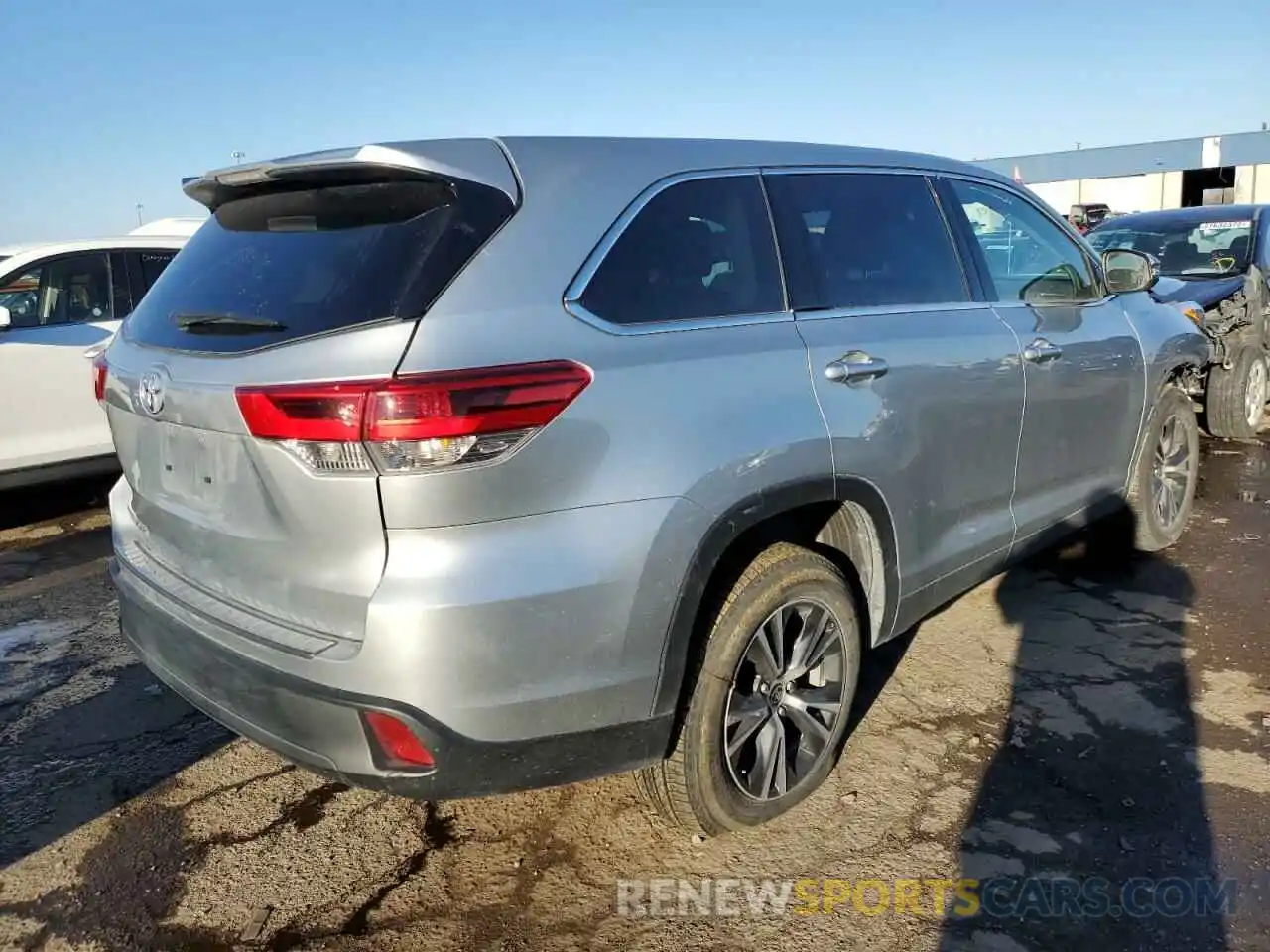 3 Photograph of a damaged car 5TDZARFHXKS060633 TOYOTA HIGHLANDER 2019