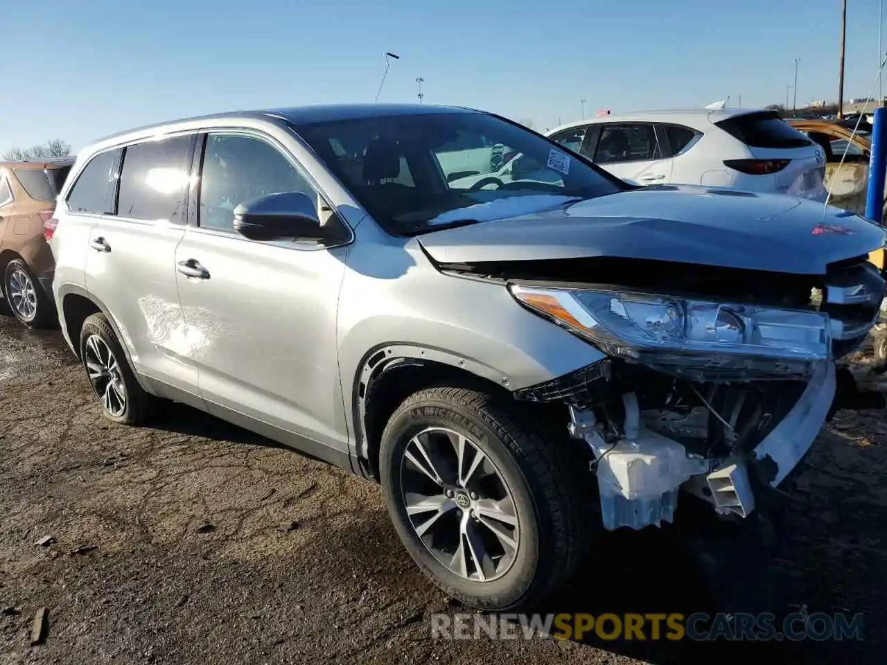 4 Photograph of a damaged car 5TDZARFHXKS060633 TOYOTA HIGHLANDER 2019