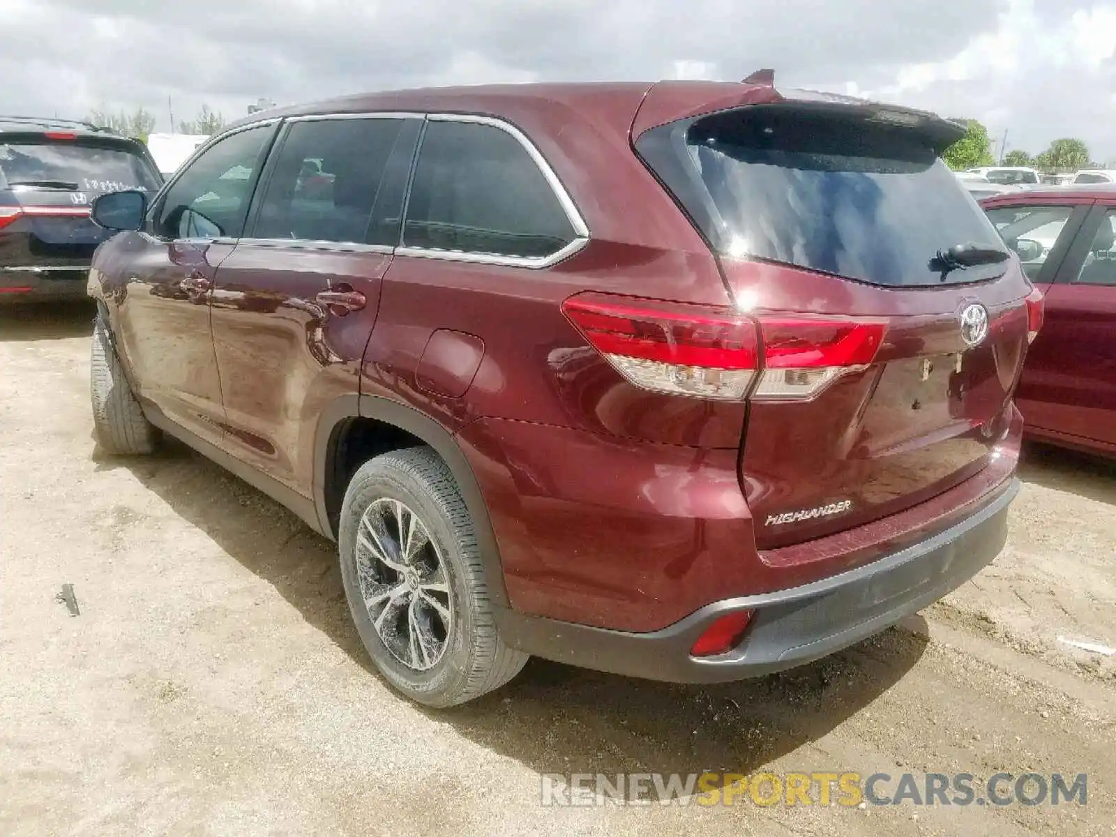 3 Photograph of a damaged car 5TDZZRFH0KS289377 TOYOTA HIGHLANDER 2019