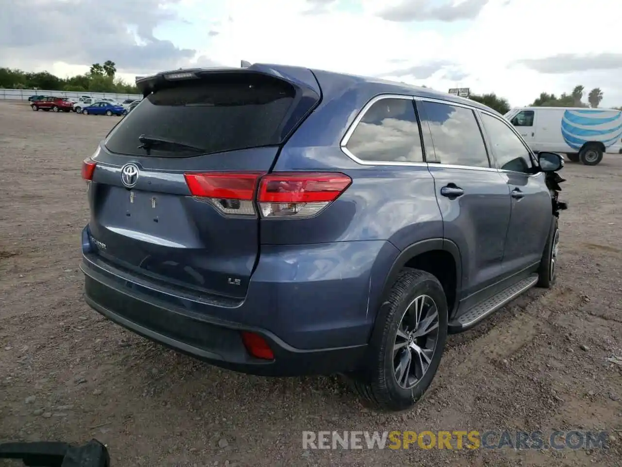 4 Photograph of a damaged car 5TDZZRFH0KS289797 TOYOTA HIGHLANDER 2019