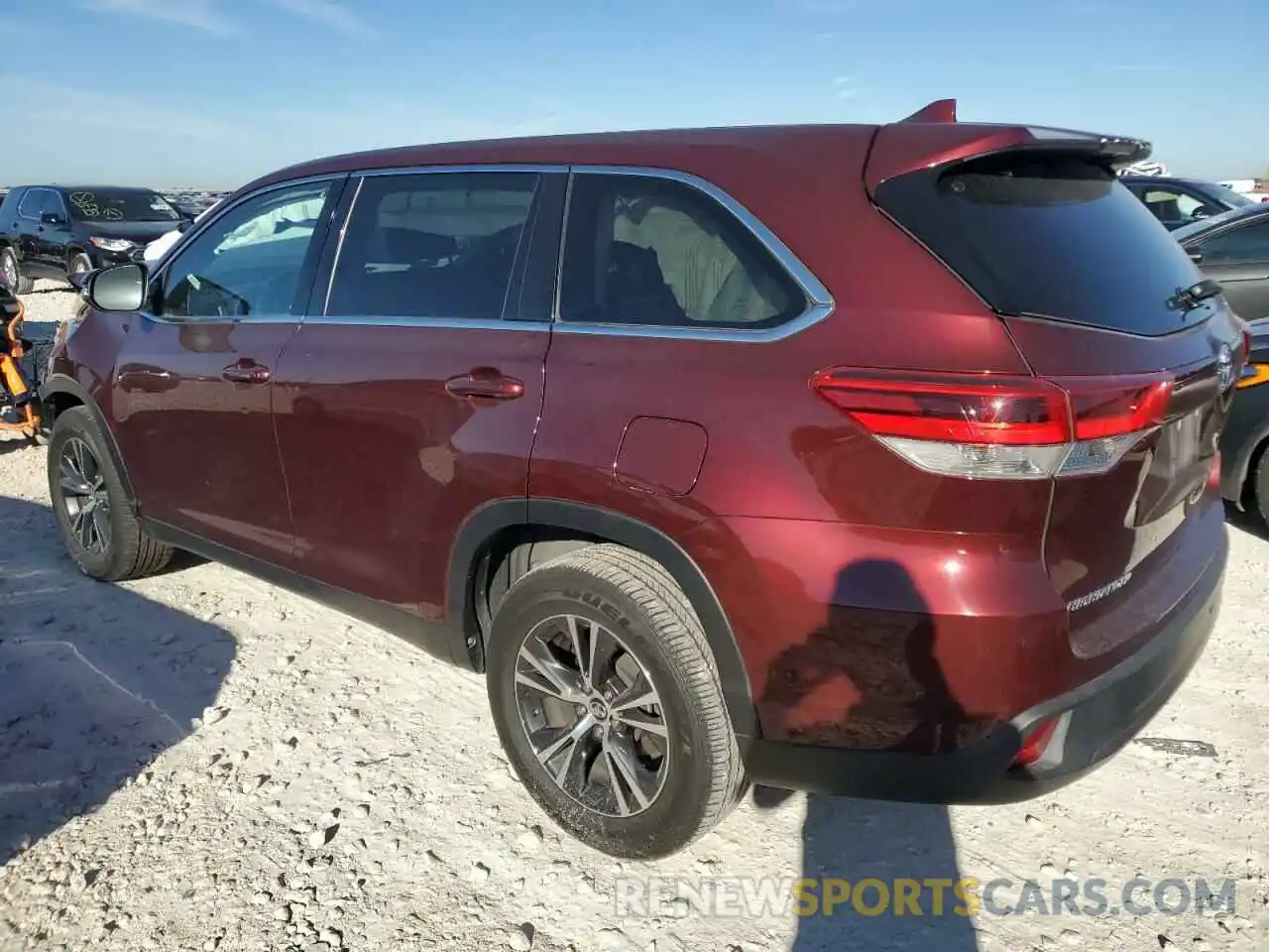 2 Photograph of a damaged car 5TDZZRFH0KS301172 TOYOTA HIGHLANDER 2019