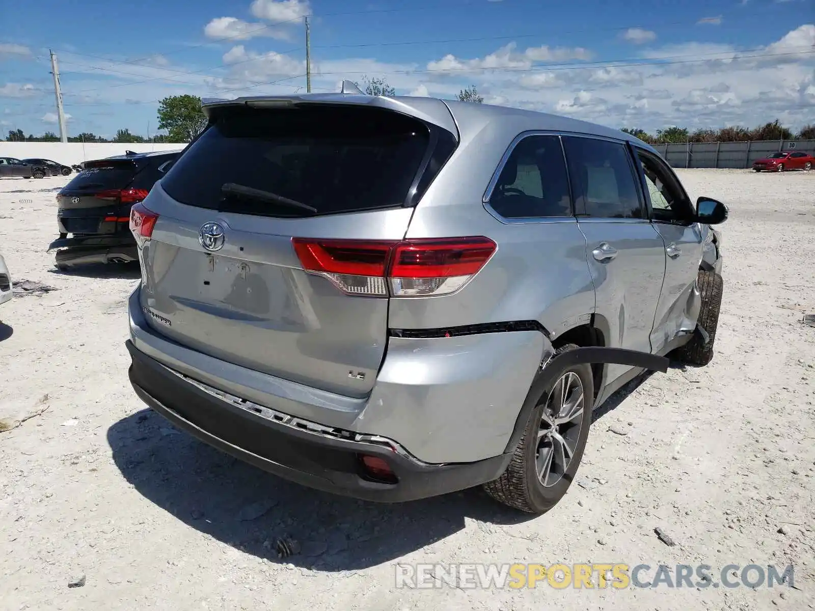 4 Photograph of a damaged car 5TDZZRFH0KS302239 TOYOTA HIGHLANDER 2019