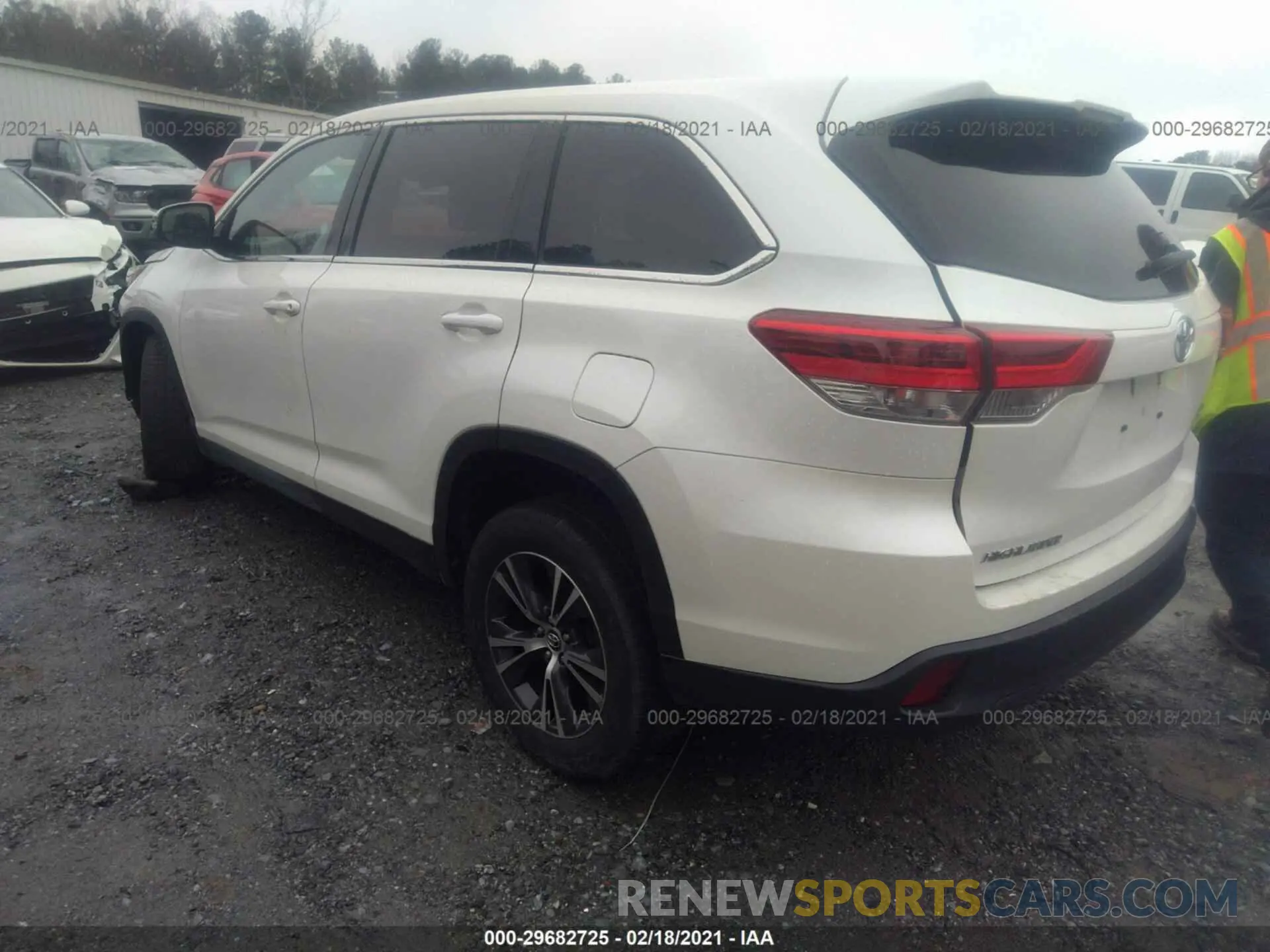 3 Photograph of a damaged car 5TDZZRFH0KS302855 TOYOTA HIGHLANDER 2019