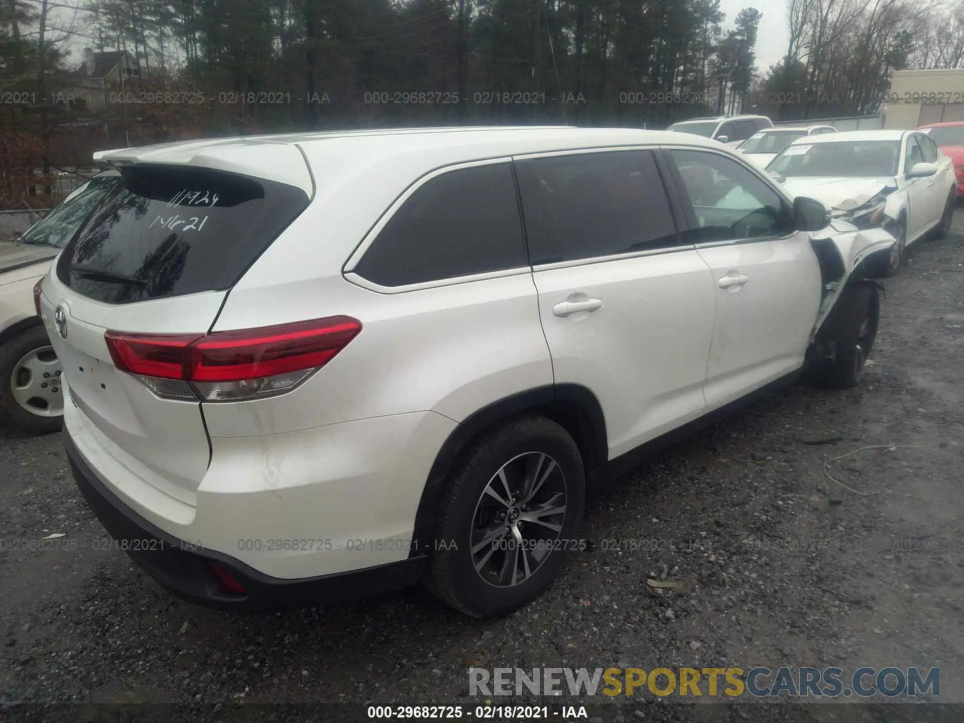 4 Photograph of a damaged car 5TDZZRFH0KS302855 TOYOTA HIGHLANDER 2019