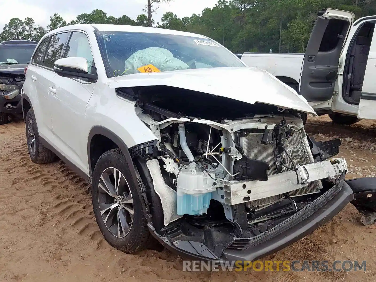 1 Photograph of a damaged car 5TDZZRFH0KS304458 TOYOTA HIGHLANDER 2019