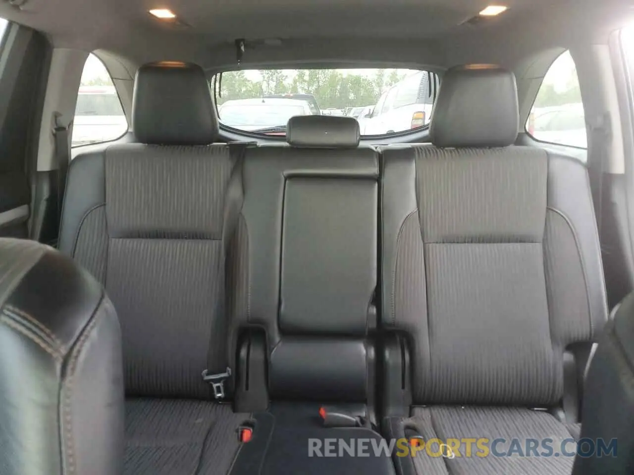 10 Photograph of a damaged car 5TDZZRFH0KS305836 TOYOTA HIGHLANDER 2019