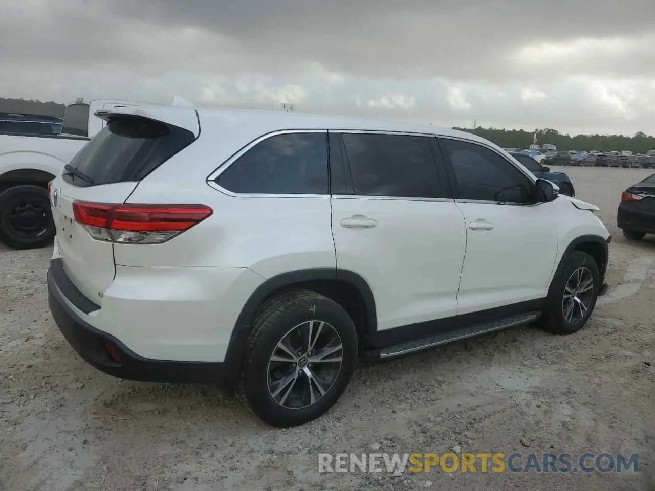 3 Photograph of a damaged car 5TDZZRFH0KS305836 TOYOTA HIGHLANDER 2019