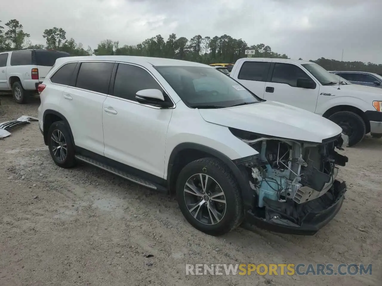 4 Photograph of a damaged car 5TDZZRFH0KS305836 TOYOTA HIGHLANDER 2019