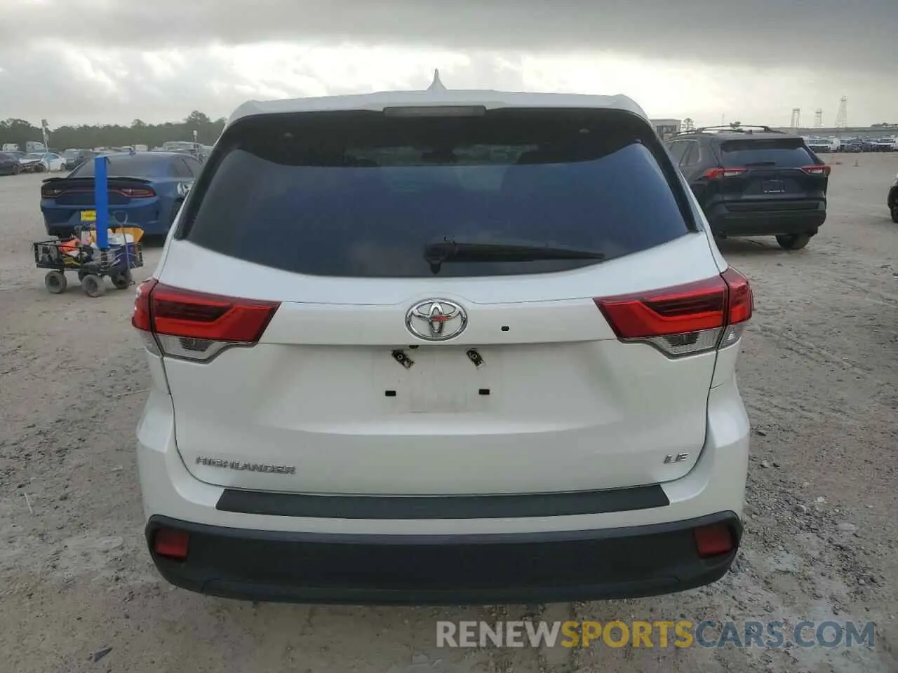 6 Photograph of a damaged car 5TDZZRFH0KS305836 TOYOTA HIGHLANDER 2019