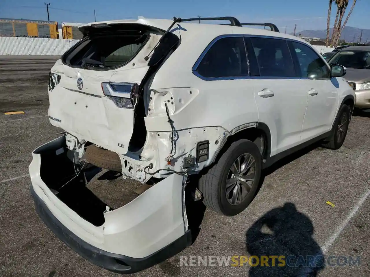 4 Photograph of a damaged car 5TDZZRFH0KS306405 TOYOTA HIGHLANDER 2019