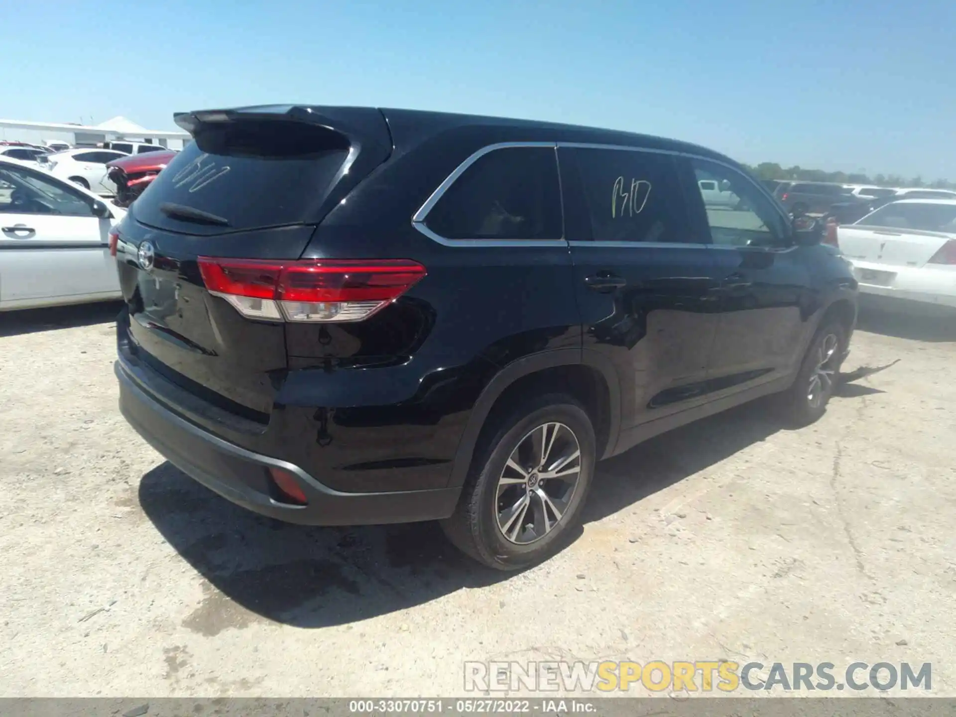 4 Photograph of a damaged car 5TDZZRFH0KS307442 TOYOTA HIGHLANDER 2019