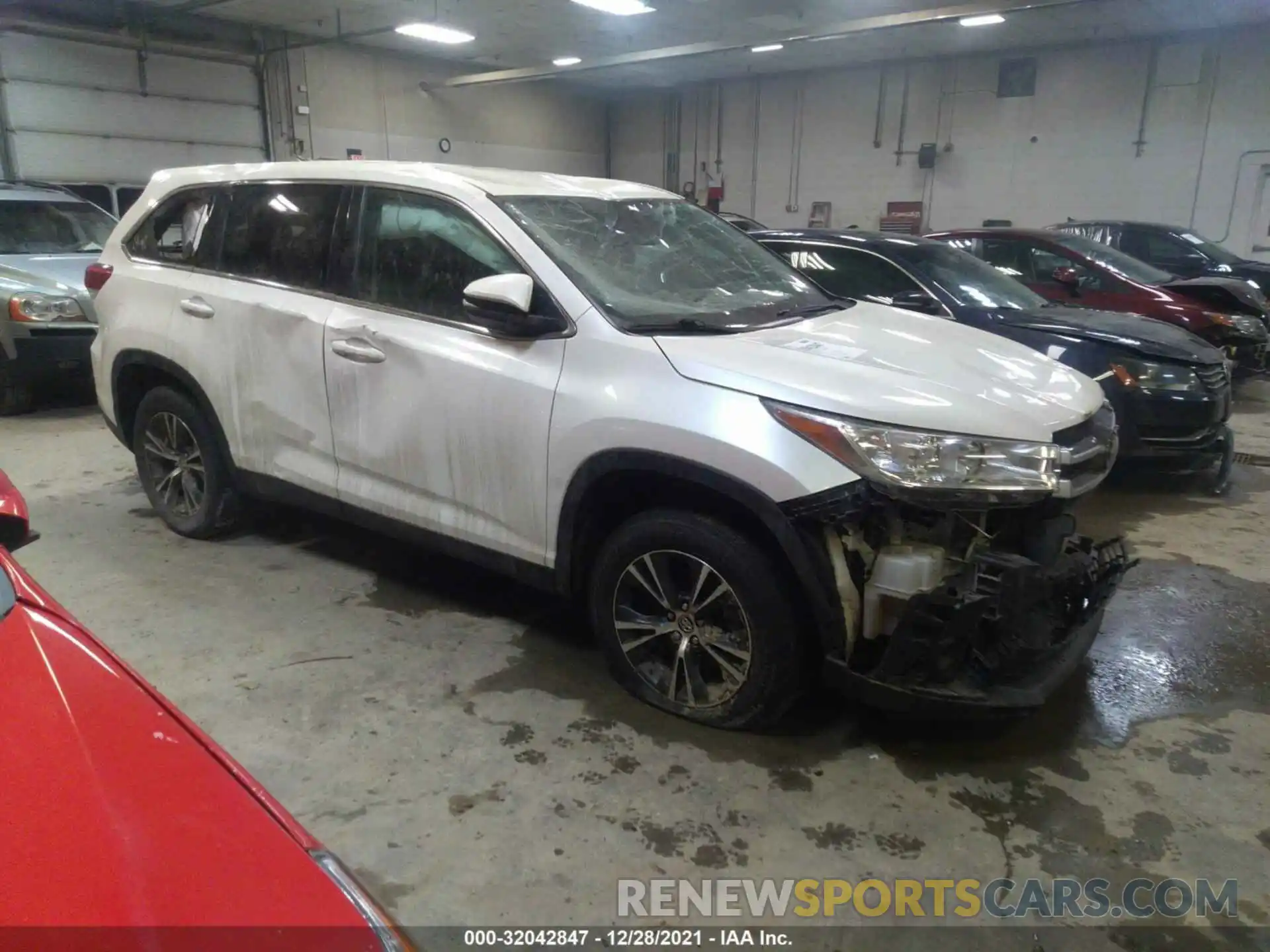 1 Photograph of a damaged car 5TDZZRFH0KS313287 TOYOTA HIGHLANDER 2019