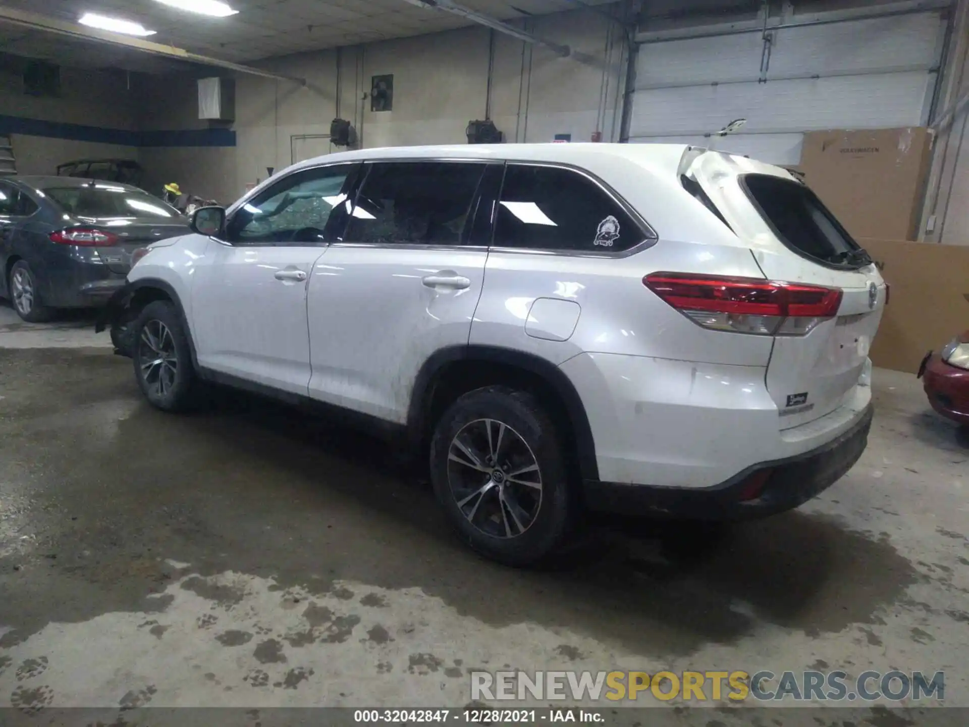 3 Photograph of a damaged car 5TDZZRFH0KS313287 TOYOTA HIGHLANDER 2019