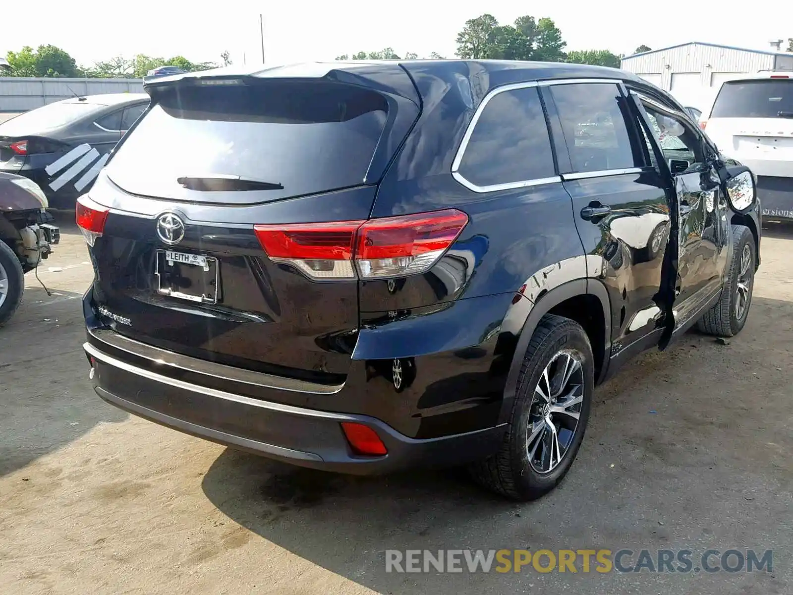 4 Photograph of a damaged car 5TDZZRFH0KS322765 TOYOTA HIGHLANDER 2019