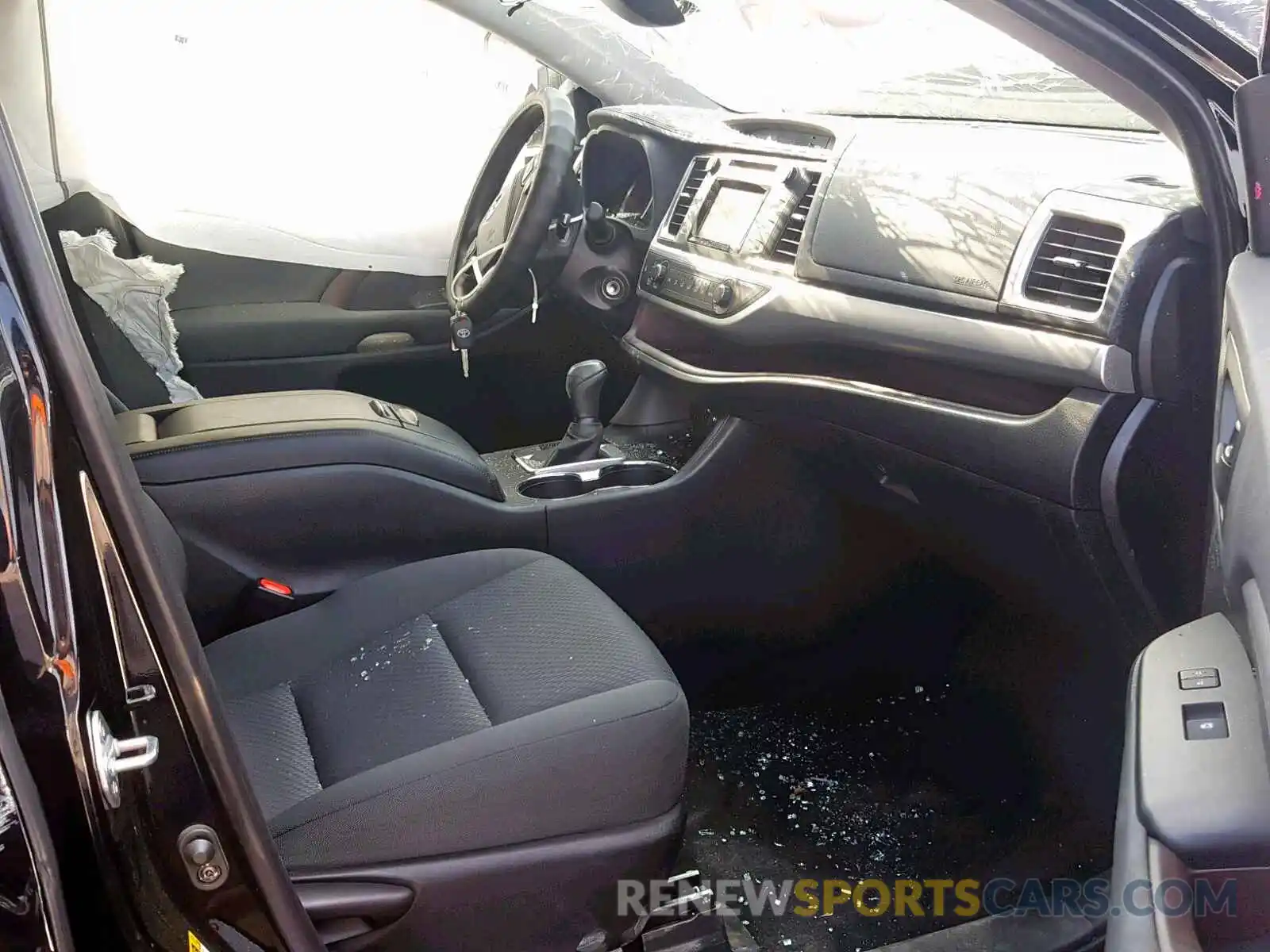 5 Photograph of a damaged car 5TDZZRFH0KS322765 TOYOTA HIGHLANDER 2019