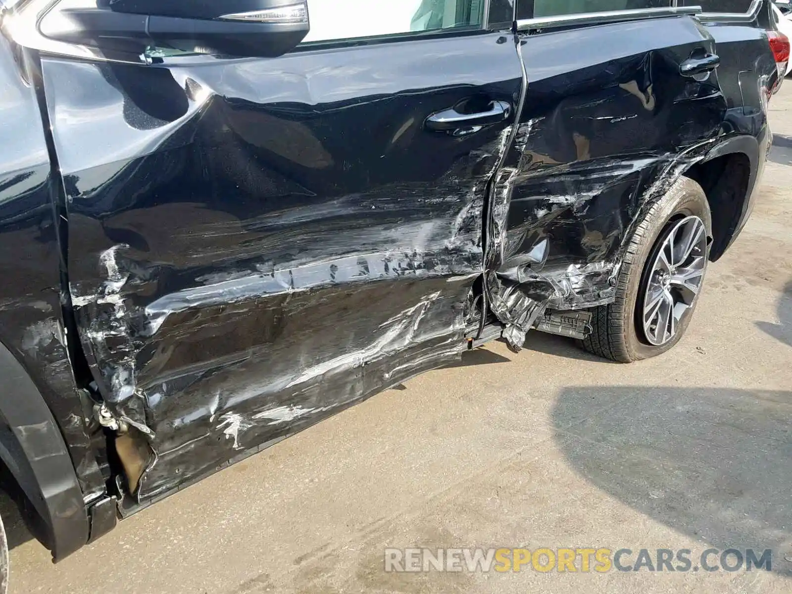 9 Photograph of a damaged car 5TDZZRFH0KS322765 TOYOTA HIGHLANDER 2019