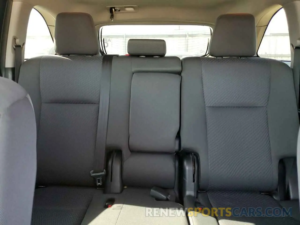 10 Photograph of a damaged car 5TDZZRFH0KS327965 TOYOTA HIGHLANDER 2019