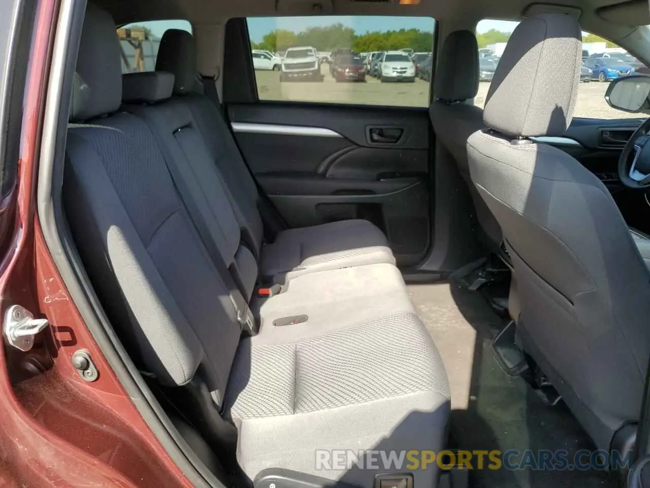 12 Photograph of a damaged car 5TDZZRFH0KS327965 TOYOTA HIGHLANDER 2019
