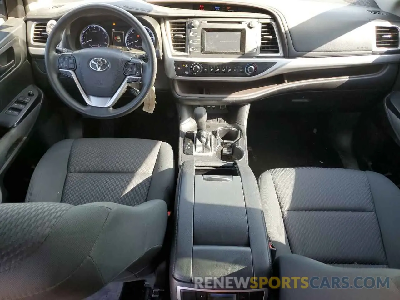 8 Photograph of a damaged car 5TDZZRFH0KS327965 TOYOTA HIGHLANDER 2019
