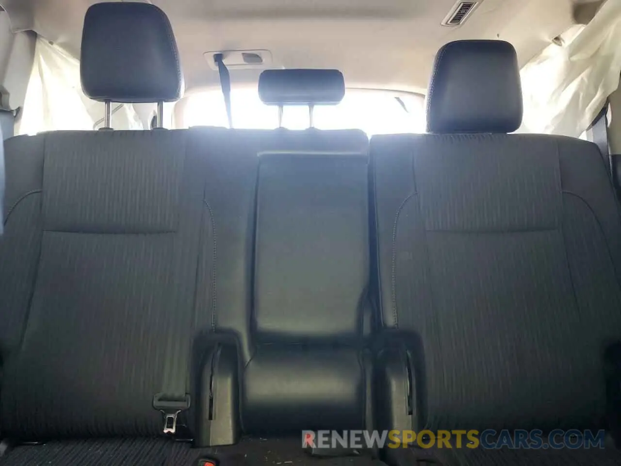 10 Photograph of a damaged car 5TDZZRFH0KS329439 TOYOTA HIGHLANDER 2019