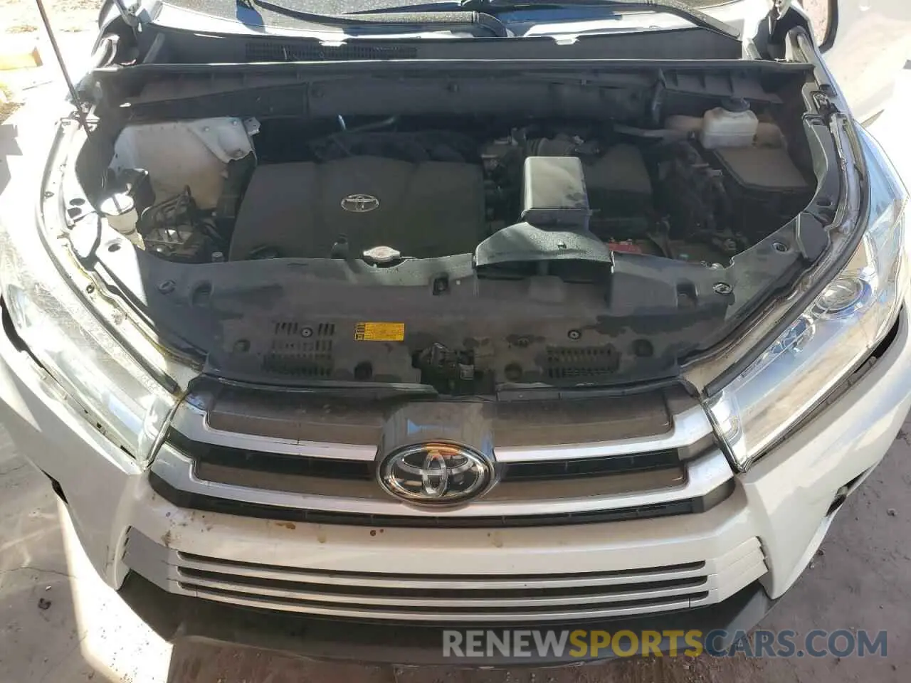 12 Photograph of a damaged car 5TDZZRFH0KS329439 TOYOTA HIGHLANDER 2019