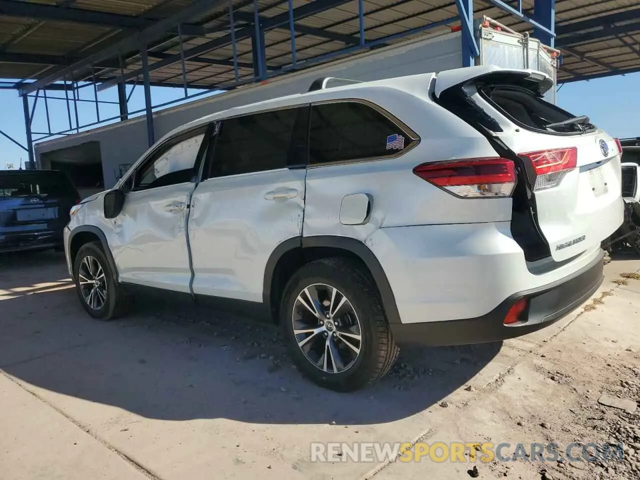 2 Photograph of a damaged car 5TDZZRFH0KS329439 TOYOTA HIGHLANDER 2019