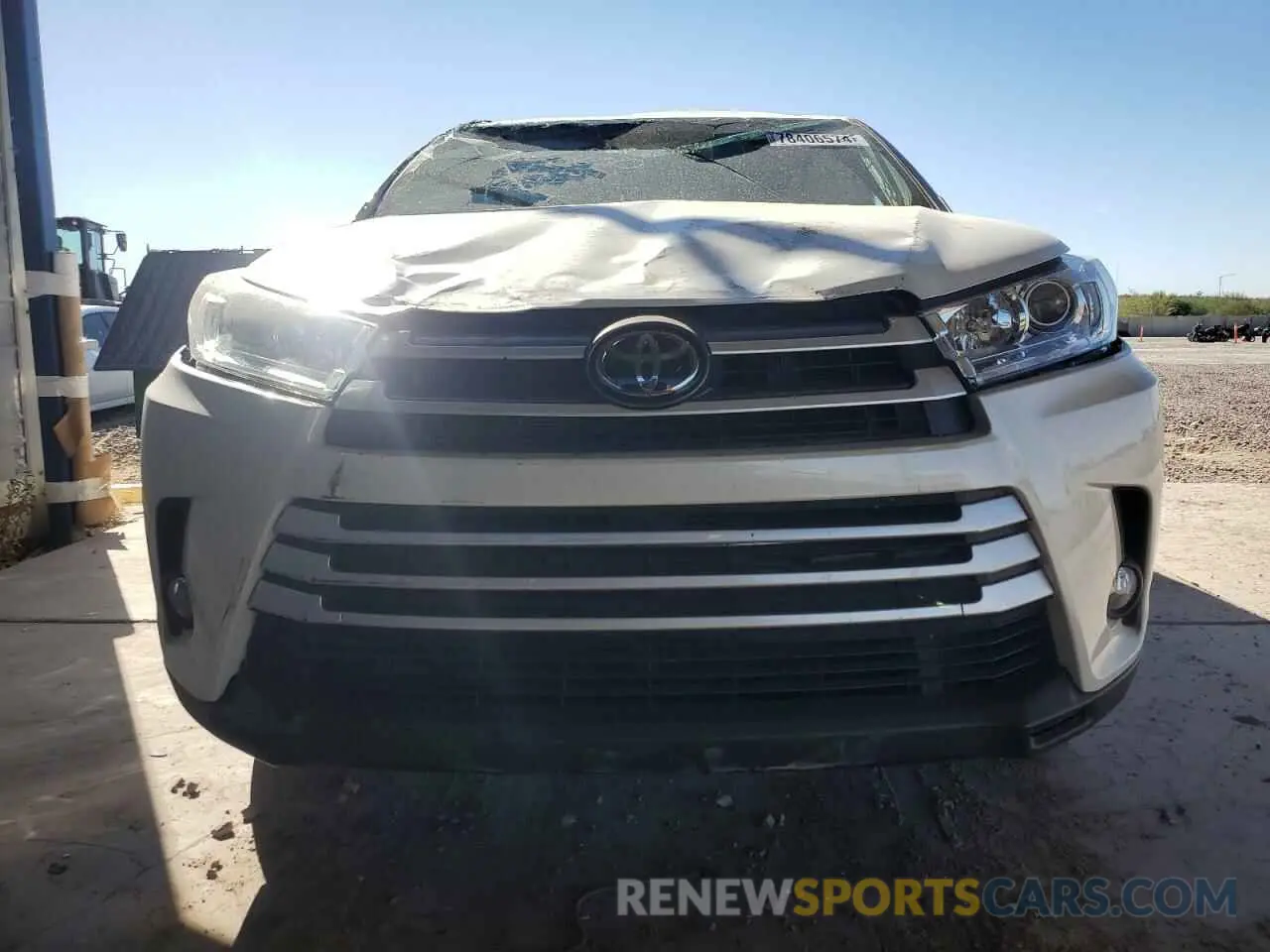 5 Photograph of a damaged car 5TDZZRFH0KS329439 TOYOTA HIGHLANDER 2019