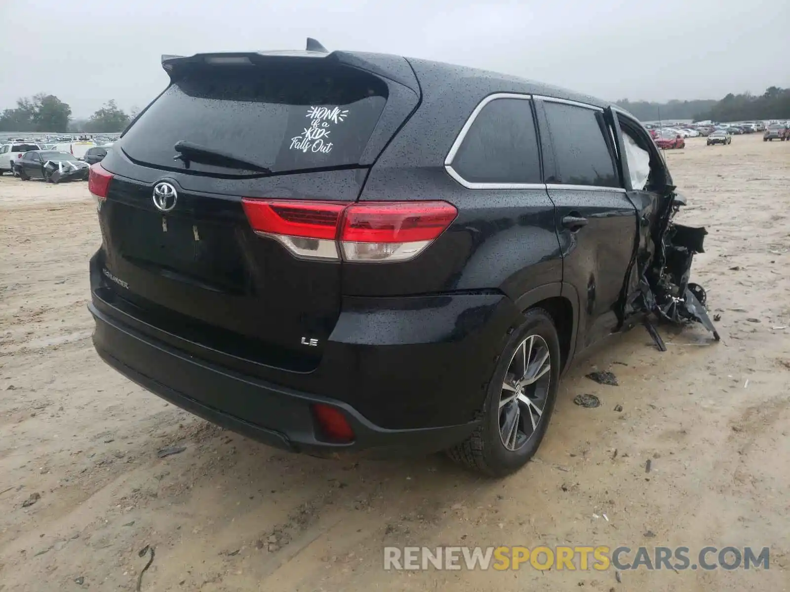 4 Photograph of a damaged car 5TDZZRFH0KS332163 TOYOTA HIGHLANDER 2019