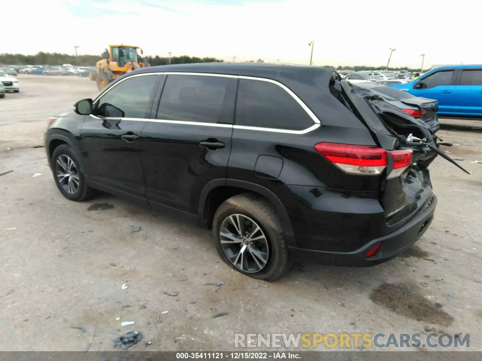 3 Photograph of a damaged car 5TDZZRFH0KS336147 TOYOTA HIGHLANDER 2019