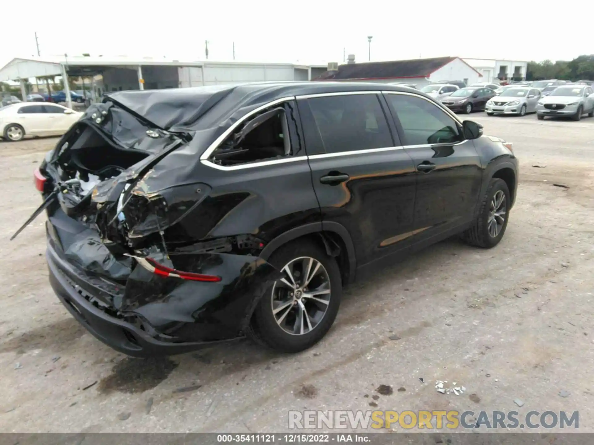 4 Photograph of a damaged car 5TDZZRFH0KS336147 TOYOTA HIGHLANDER 2019