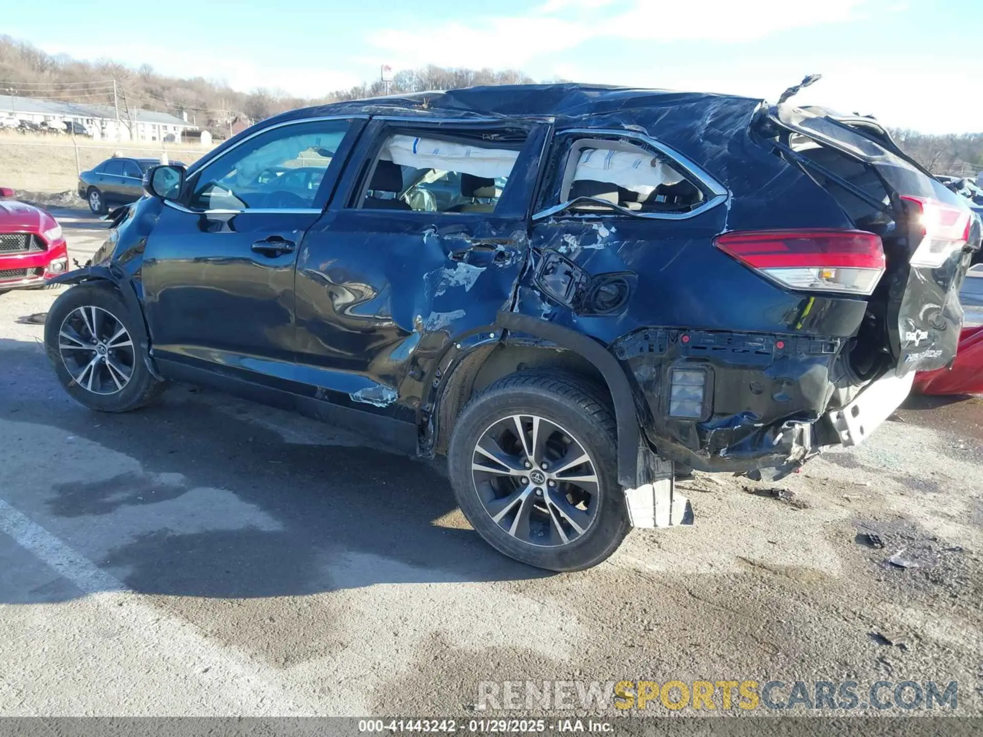 3 Photograph of a damaged car 5TDZZRFH0KS338531 TOYOTA HIGHLANDER 2019