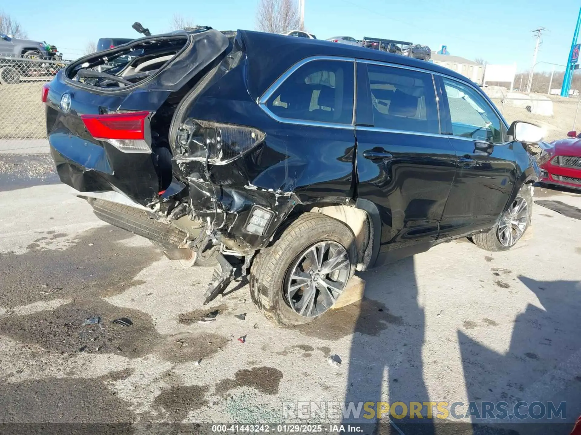 4 Photograph of a damaged car 5TDZZRFH0KS338531 TOYOTA HIGHLANDER 2019