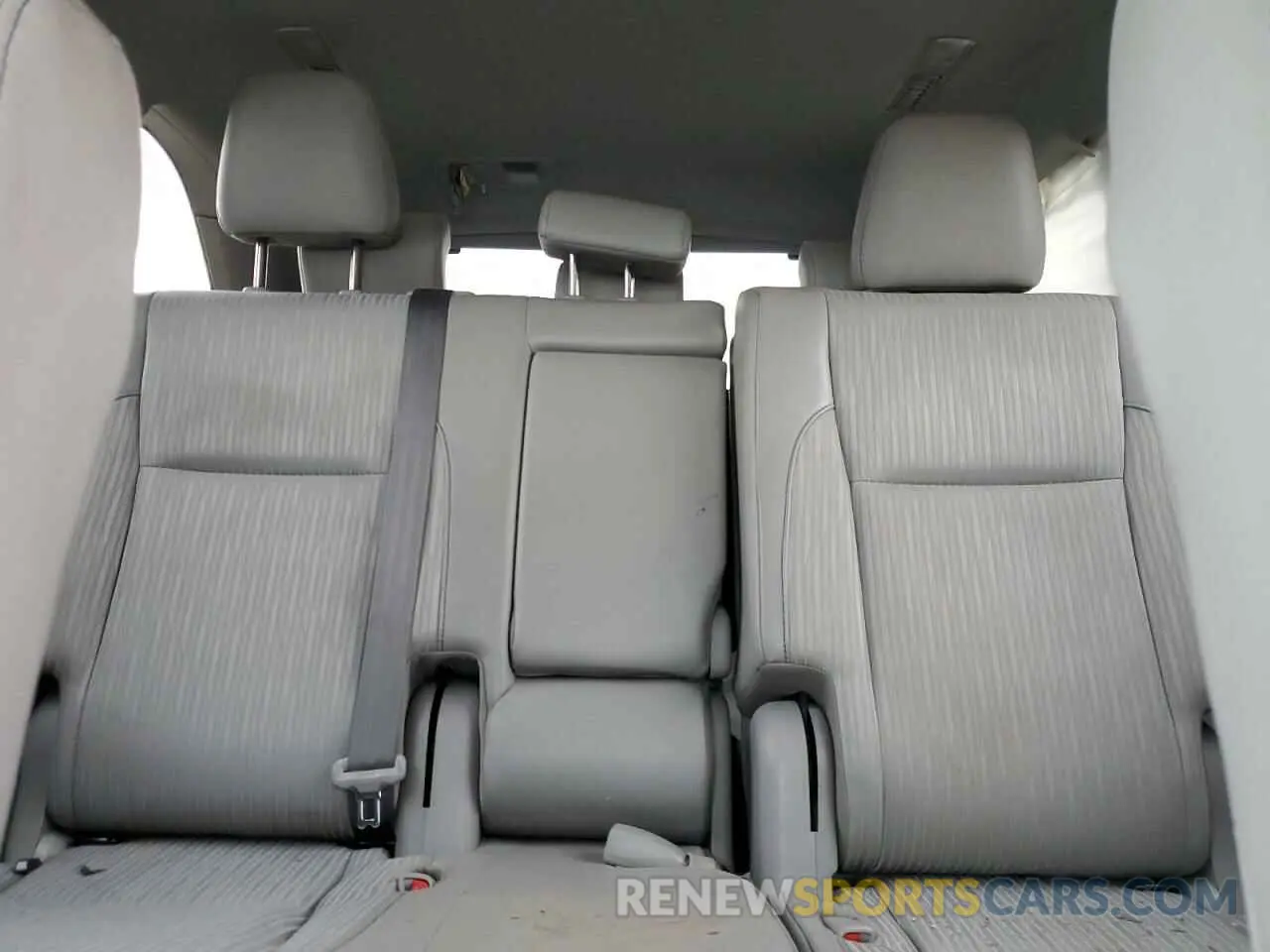 10 Photograph of a damaged car 5TDZZRFH0KS351764 TOYOTA HIGHLANDER 2019