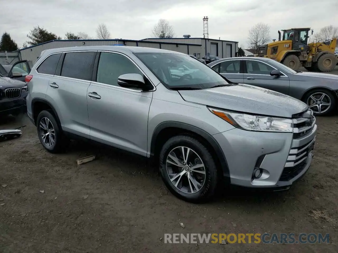 4 Photograph of a damaged car 5TDZZRFH0KS351764 TOYOTA HIGHLANDER 2019