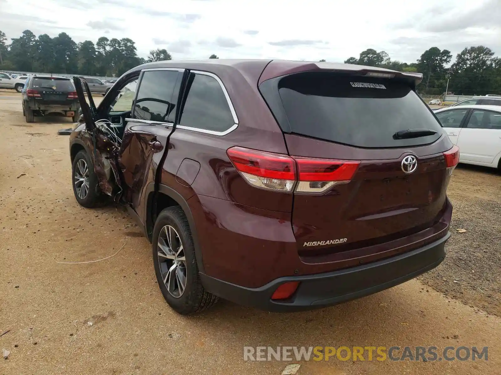 3 Photograph of a damaged car 5TDZZRFH0KS355751 TOYOTA HIGHLANDER 2019