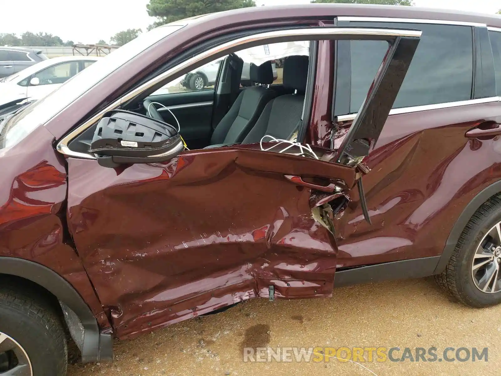 9 Photograph of a damaged car 5TDZZRFH0KS355751 TOYOTA HIGHLANDER 2019