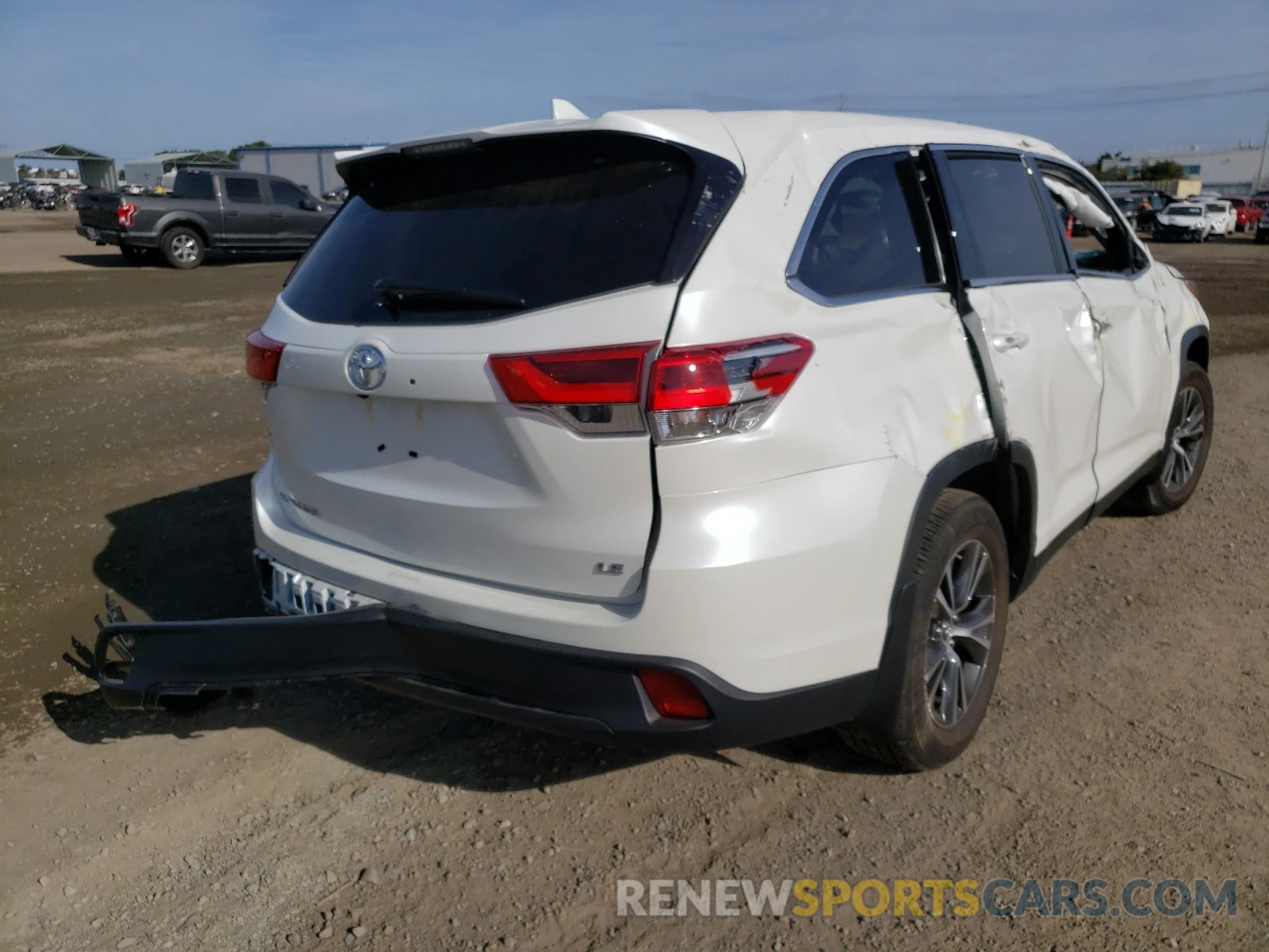 4 Photograph of a damaged car 5TDZZRFH0KS359749 TOYOTA HIGHLANDER 2019