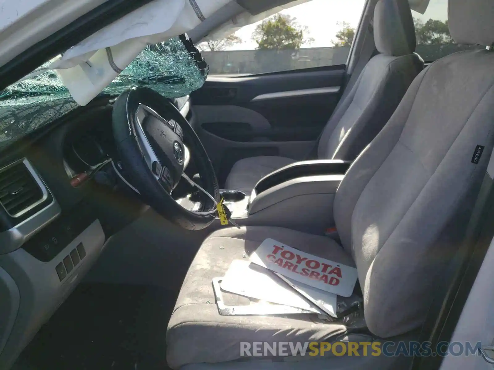 5 Photograph of a damaged car 5TDZZRFH0KS359749 TOYOTA HIGHLANDER 2019