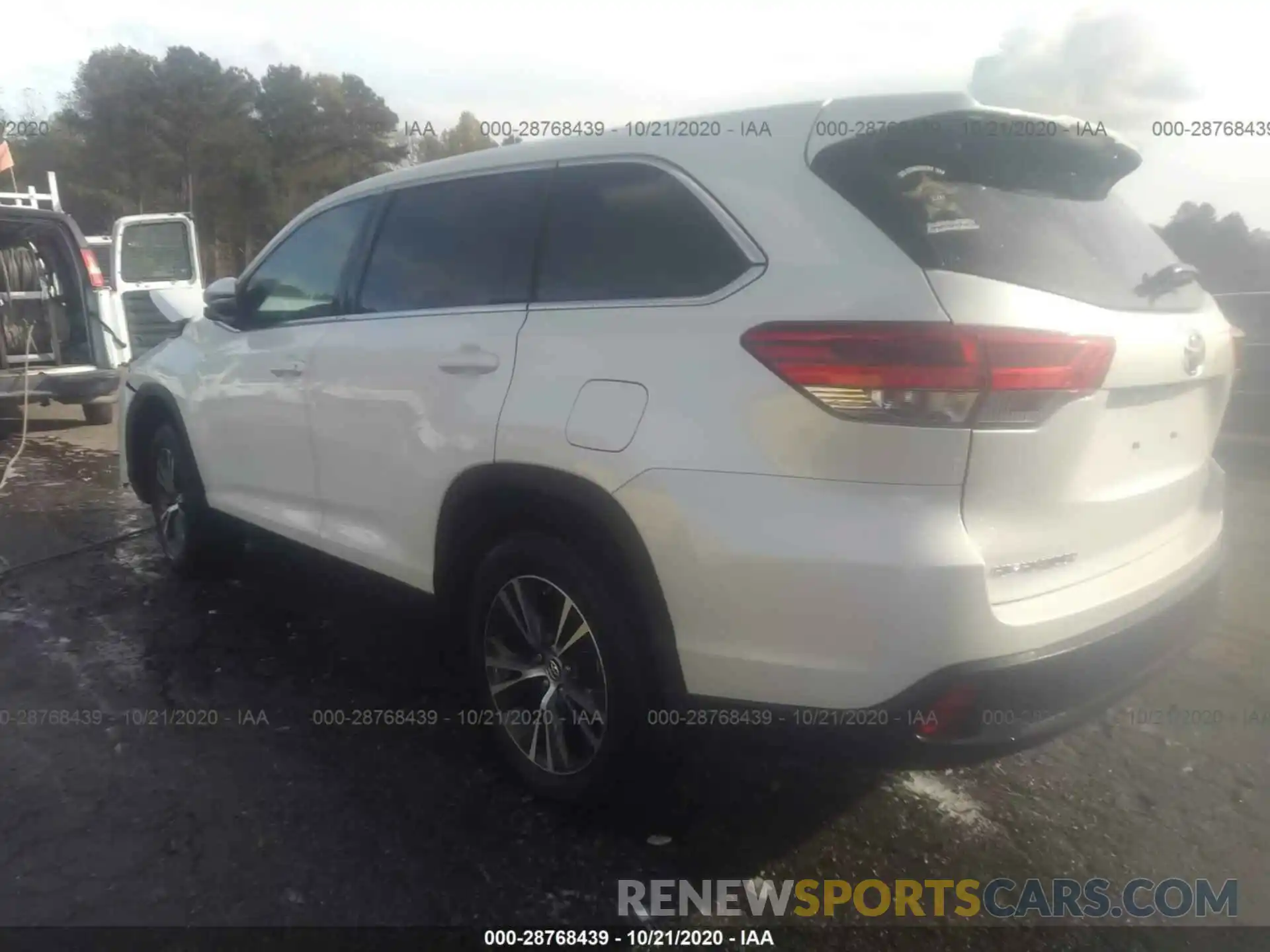 3 Photograph of a damaged car 5TDZZRFH0KS360626 TOYOTA HIGHLANDER 2019