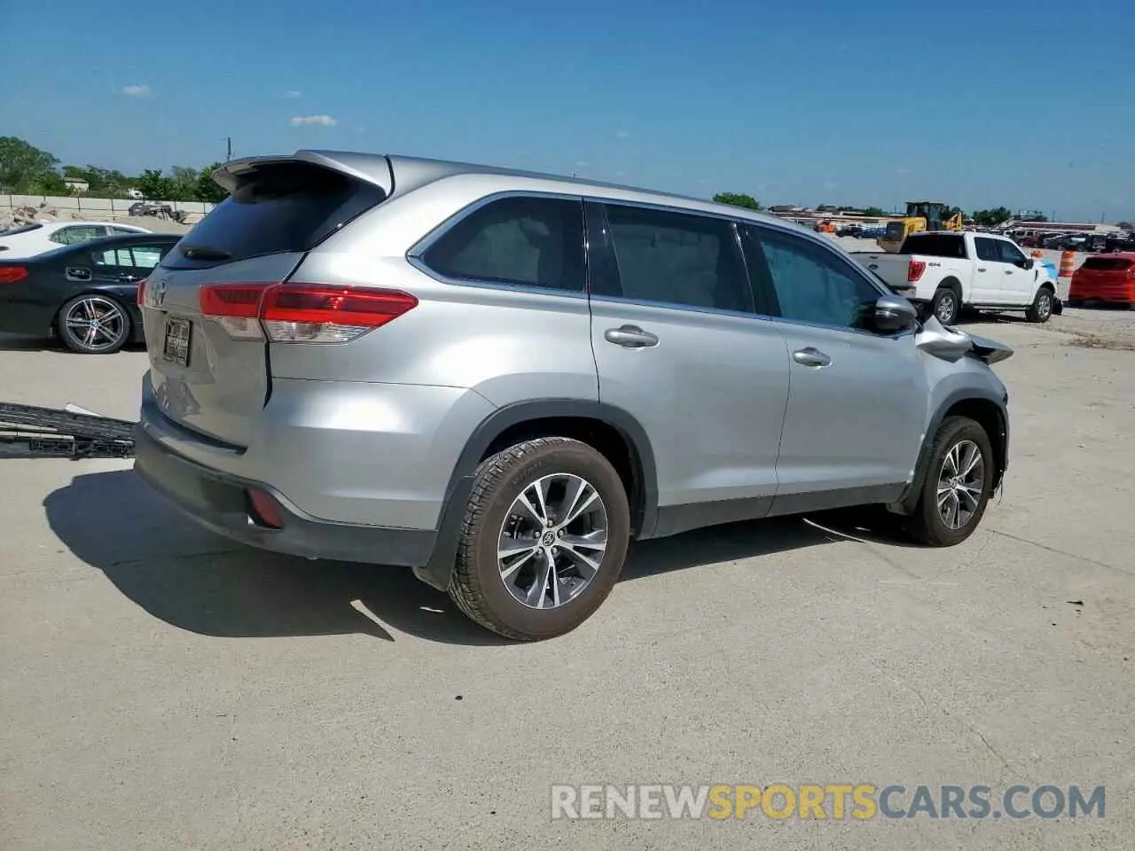 3 Photograph of a damaged car 5TDZZRFH0KS368998 TOYOTA HIGHLANDER 2019