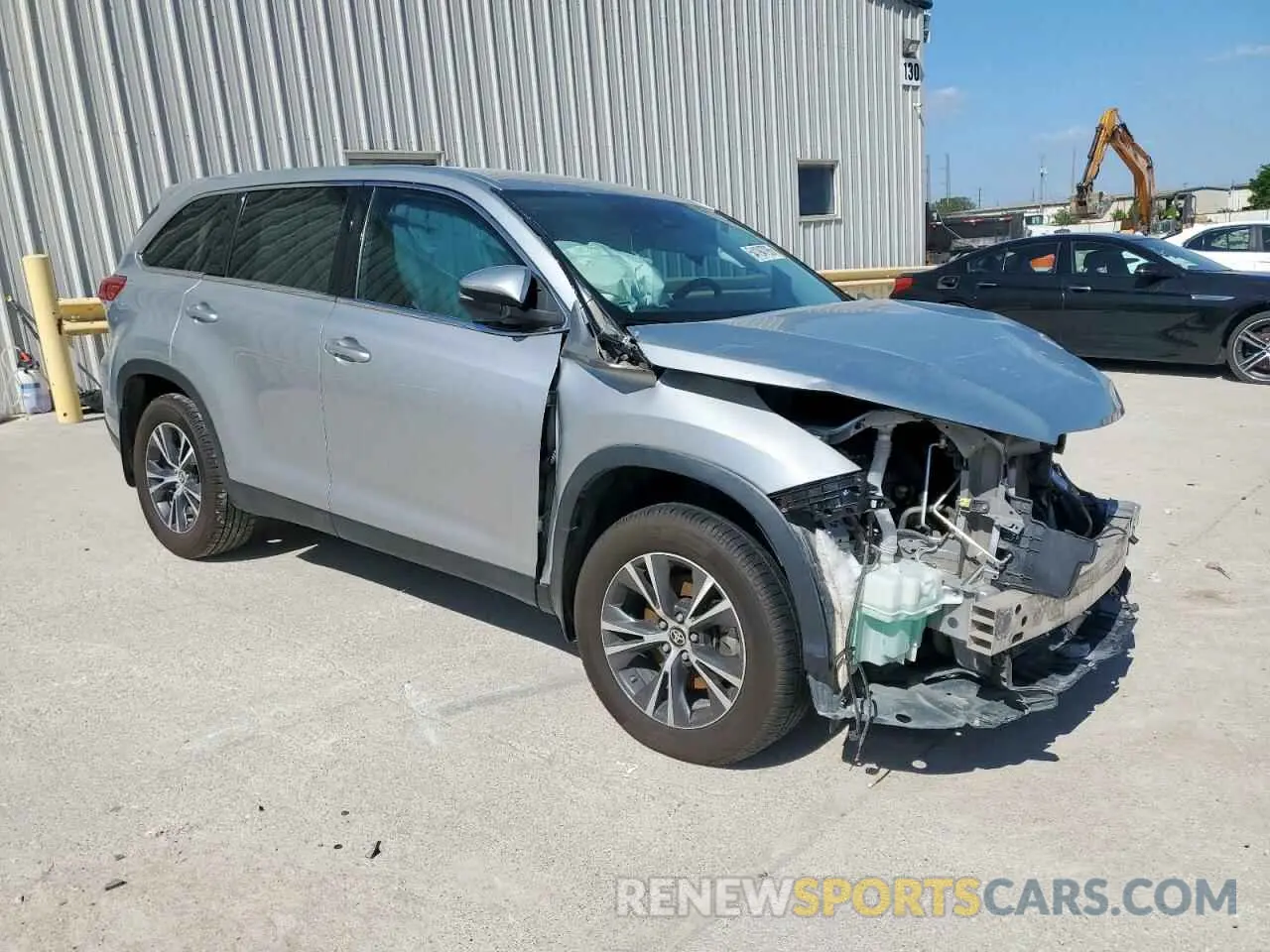 4 Photograph of a damaged car 5TDZZRFH0KS368998 TOYOTA HIGHLANDER 2019