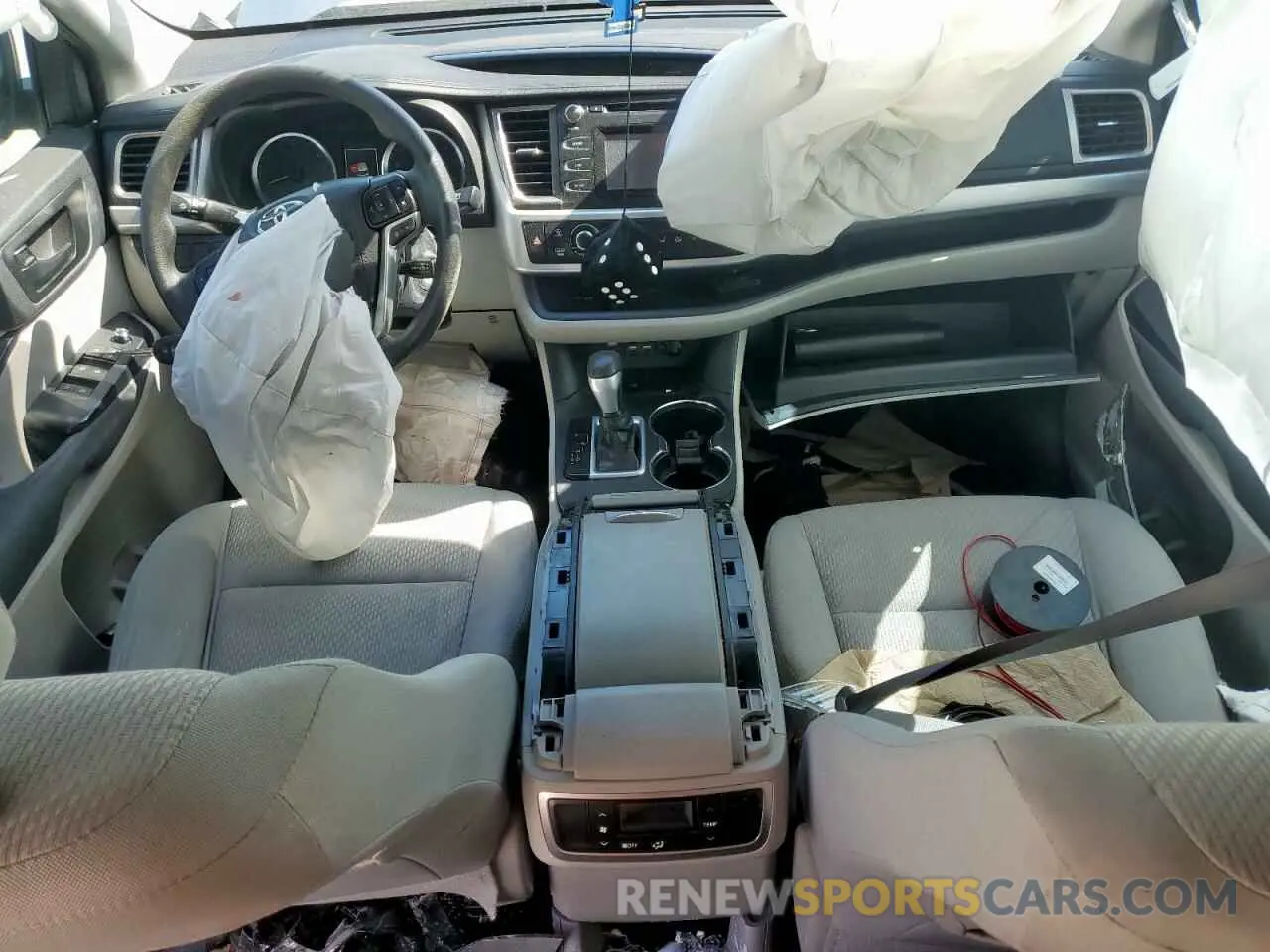 8 Photograph of a damaged car 5TDZZRFH0KS368998 TOYOTA HIGHLANDER 2019
