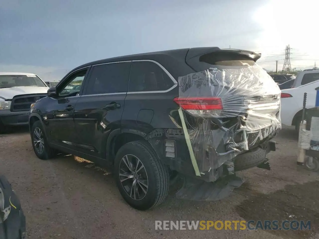 2 Photograph of a damaged car 5TDZZRFH1KS291963 TOYOTA HIGHLANDER 2019