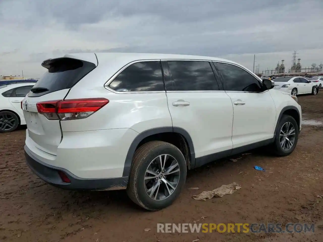 3 Photograph of a damaged car 5TDZZRFH1KS296421 TOYOTA HIGHLANDER 2019