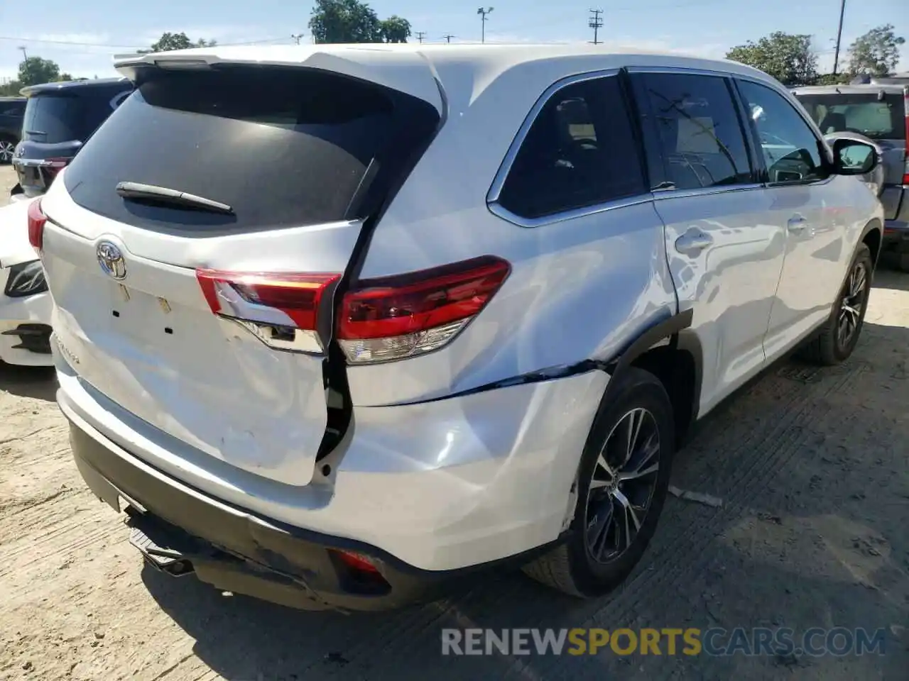 4 Photograph of a damaged car 5TDZZRFH1KS298735 TOYOTA HIGHLANDER 2019