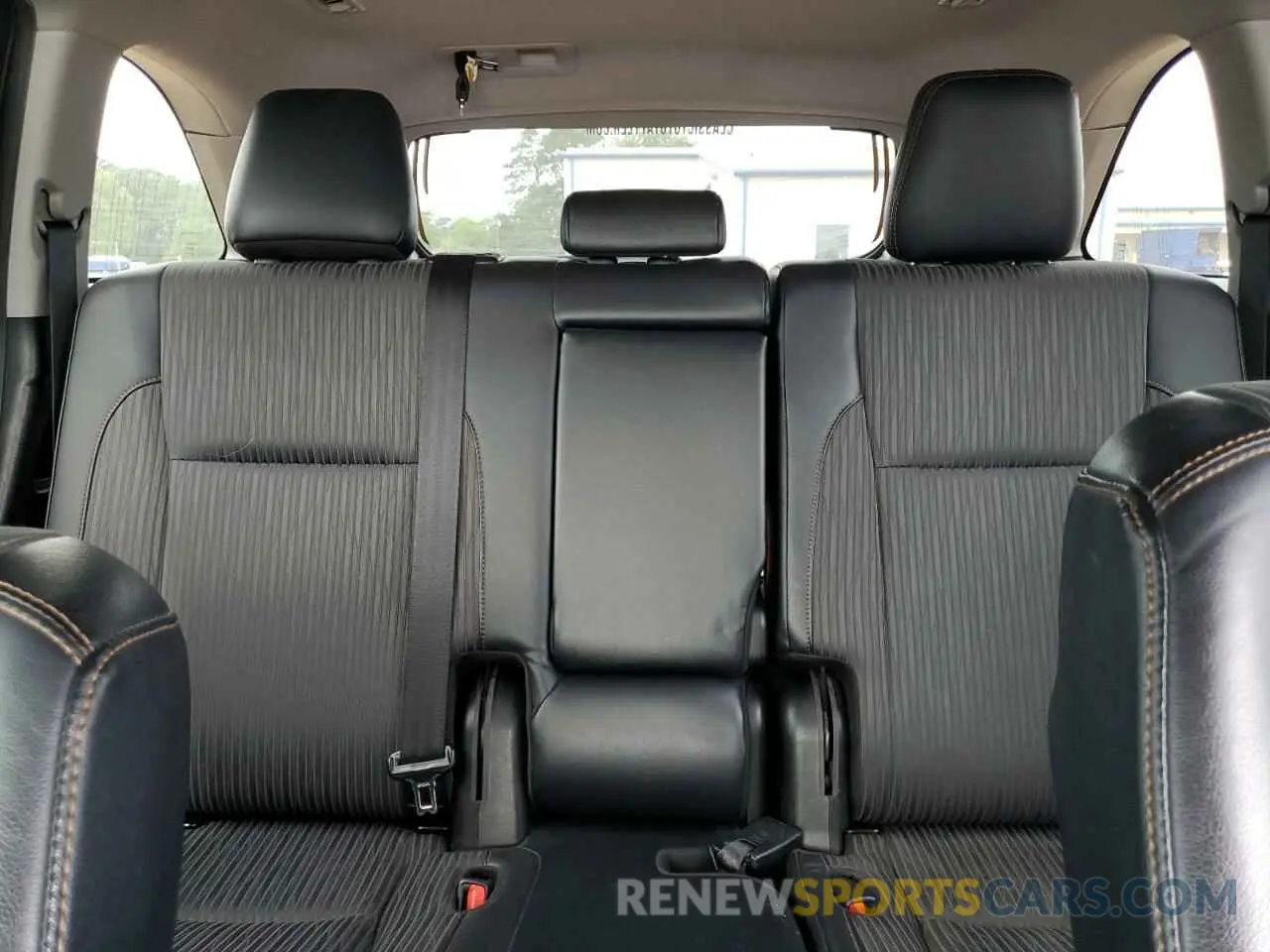 10 Photograph of a damaged car 5TDZZRFH1KS300810 TOYOTA HIGHLANDER 2019
