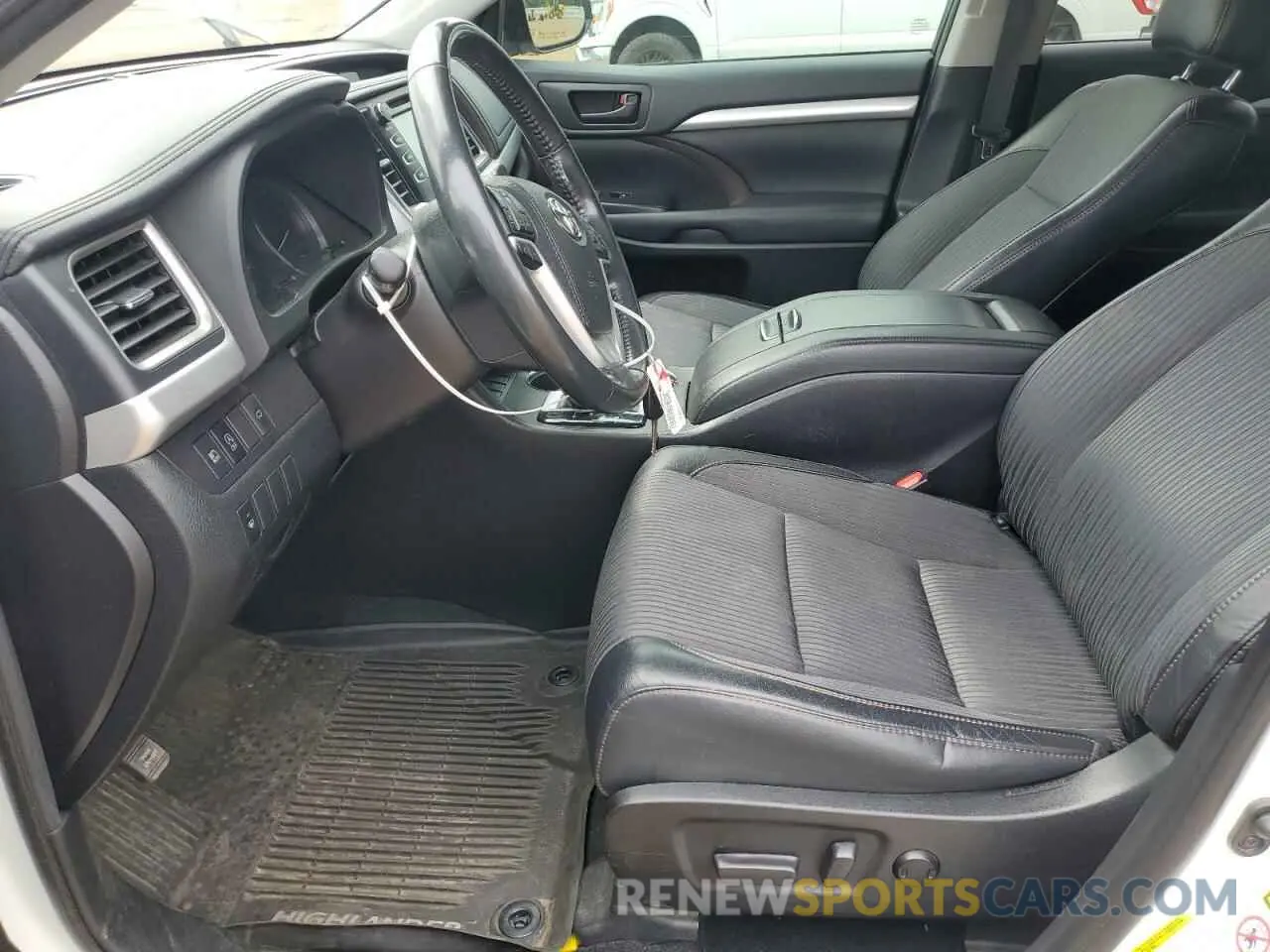 7 Photograph of a damaged car 5TDZZRFH1KS300810 TOYOTA HIGHLANDER 2019